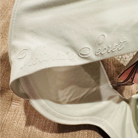 Victoria's Secret Light Green Bra - Picture 4 of 5